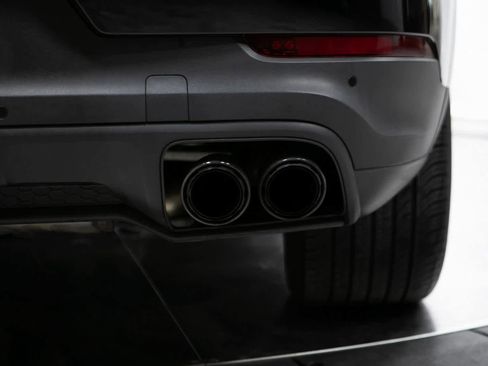 Certified 2022 Porsche Cayenne Platinum Edition image 33