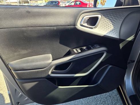 Used 2022 Kia Soul LX w/ Technology Package FWD image 9