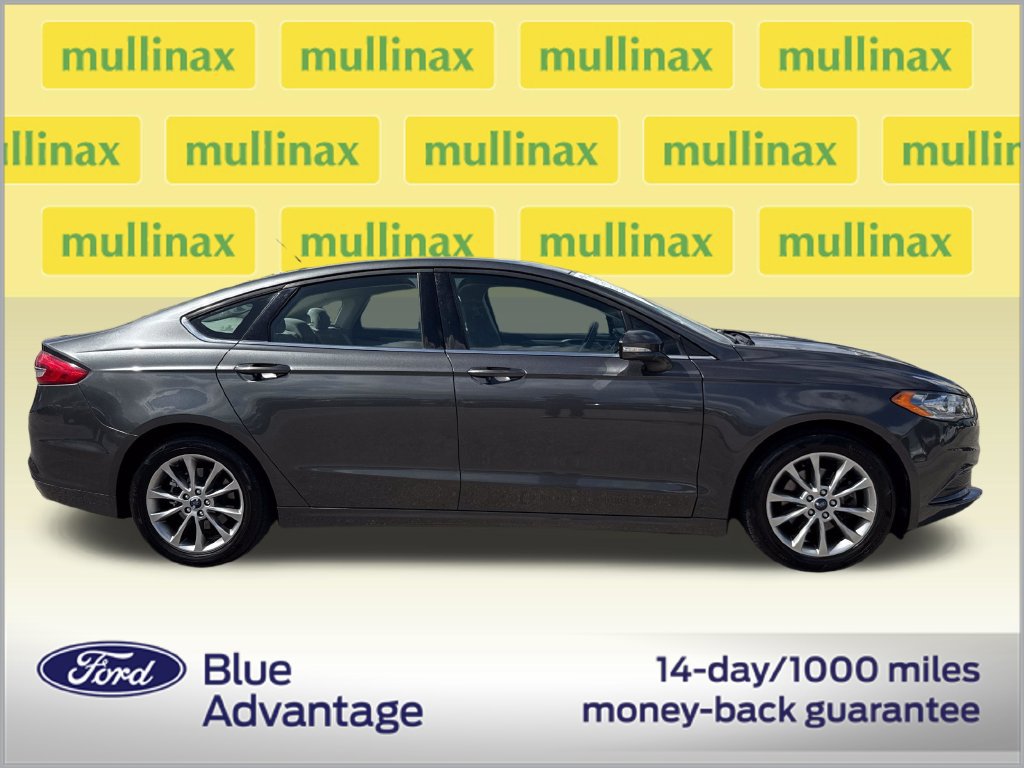 Used 2017 Ford Fusion SE w/ Fusion SE Technology Package FWD image 2