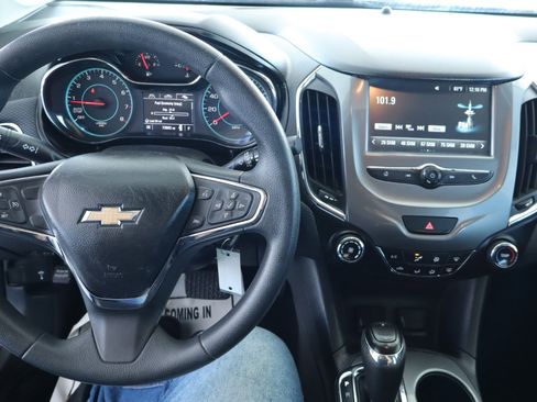 Used 2018 Chevrolet Cruze LT image 19