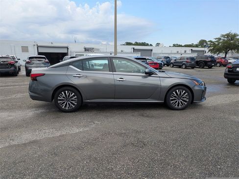 Used 2023 Nissan Altima 2.5 SV image 2