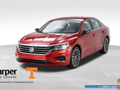 Used 2022 Volkswagen Passat 2.0T FWD image 1