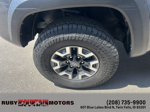 Used 2018 Toyota Tacoma TRD Off-Road w/ Technology Package AWD/4WD image 15