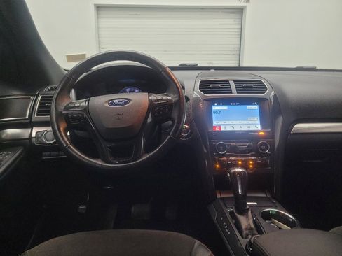 Used 2018 Ford Explorer XLT w/ Equipment Group 202A AWD/4WD image 22