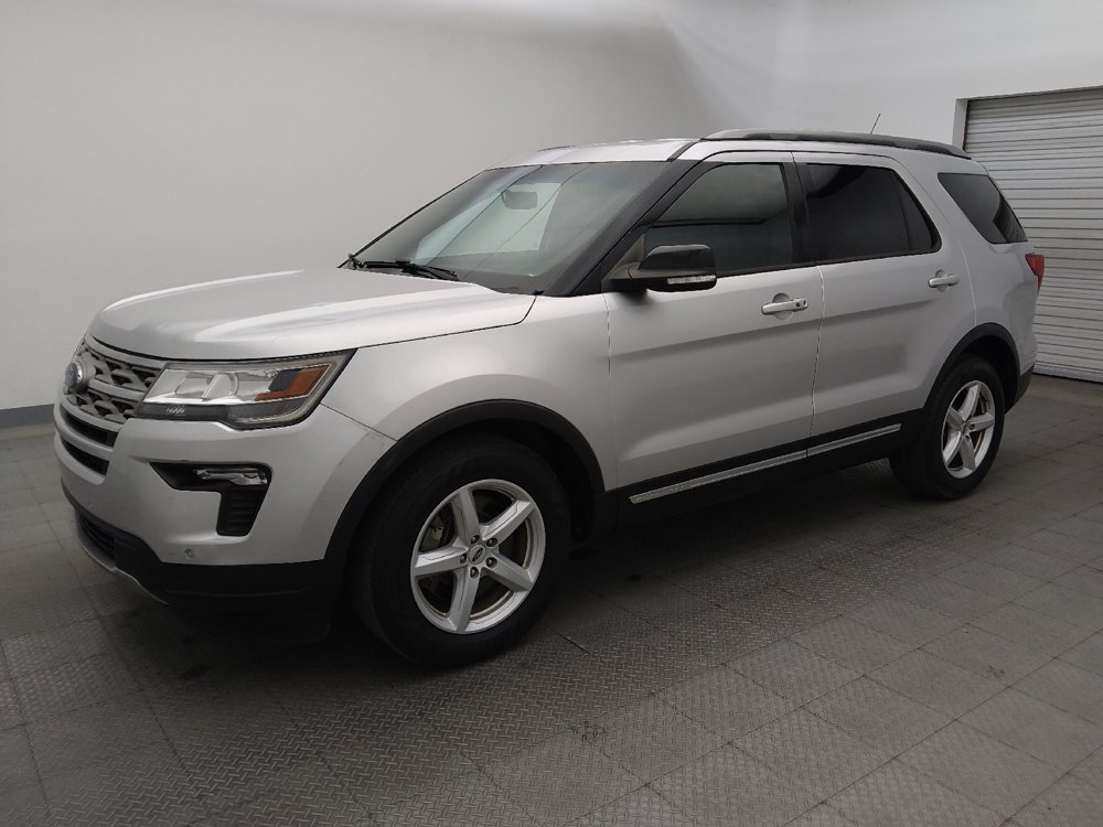 Used 2018 Ford Explorer XLT w/ Equipment Group 202A FWD image 2