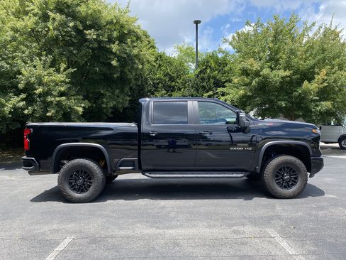 Used 2024 Chevrolet Silverado 2500 ZR2 w/ Technology Package AWD/4WD image 10
