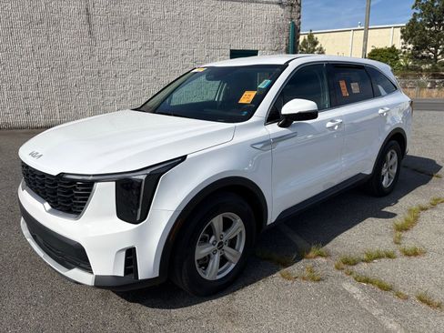 Used 2024 Kia Sorento LX image 7