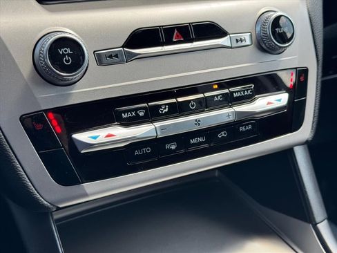 Used 2023 Ford Explorer XLT image 21