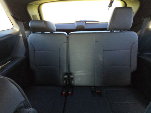 Used 2023 Chevrolet Traverse LT FWD image 14