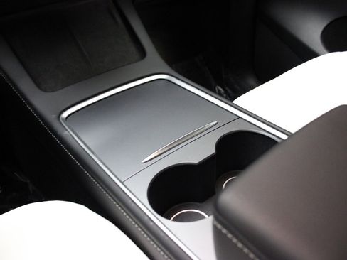 Used 2022 Tesla Model Y Long Range image 34