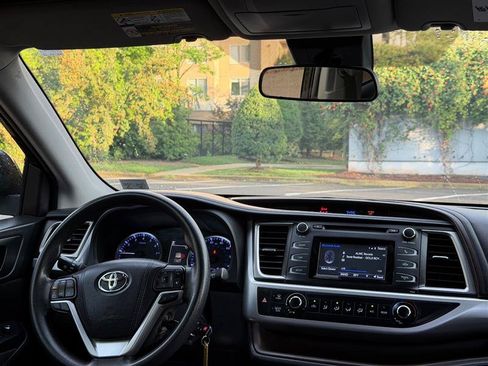 Used 2019 Toyota Highlander LE AWD/4WD image 29