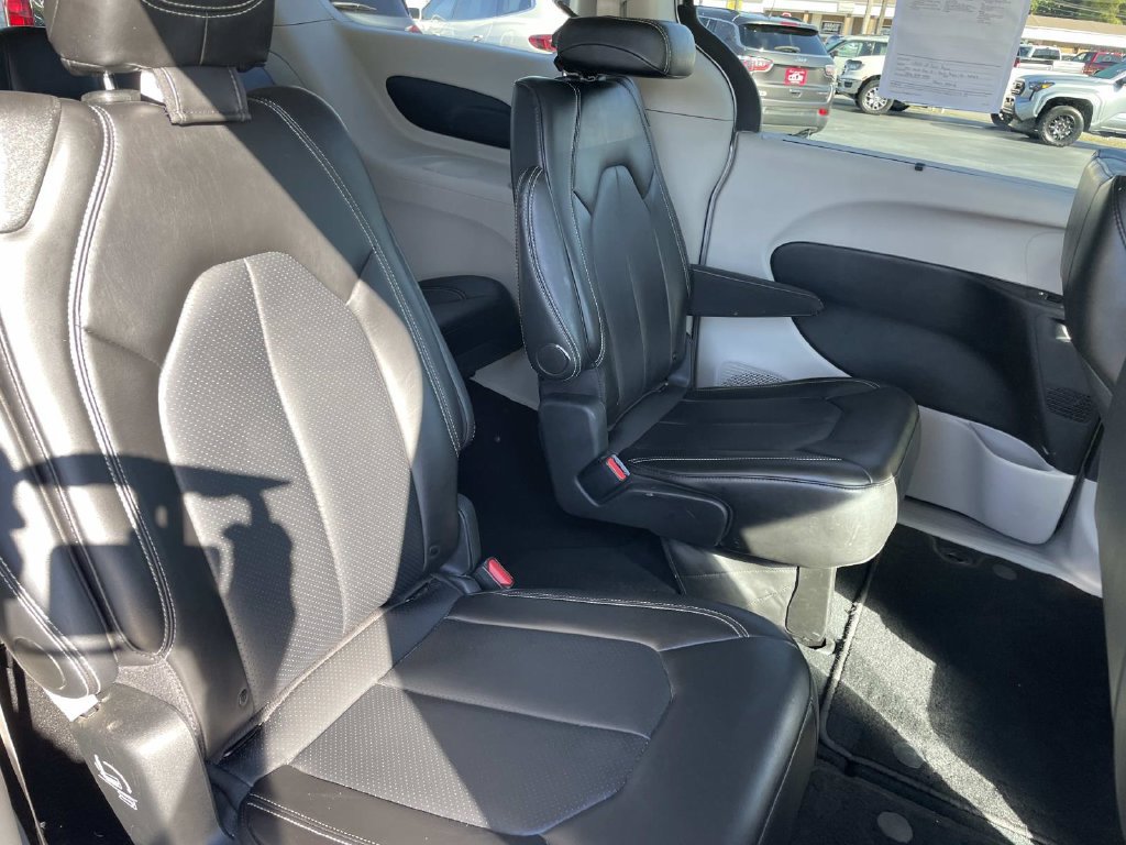 Used 2024 Chrysler Pacifica Touring-L FWD image 10
