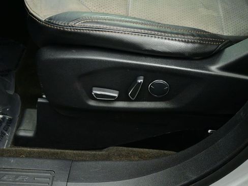 Used 2017 Ford Explorer XLT w/ Equipment Group 202A image 21