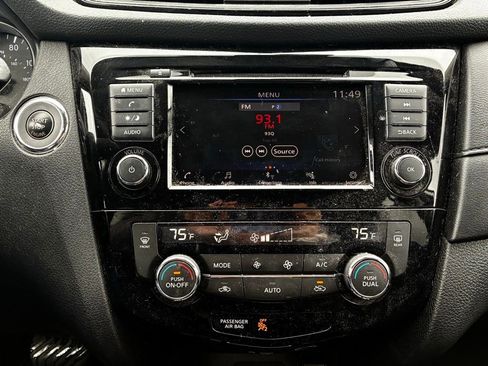 Used 2020 Nissan Rogue SV image 25