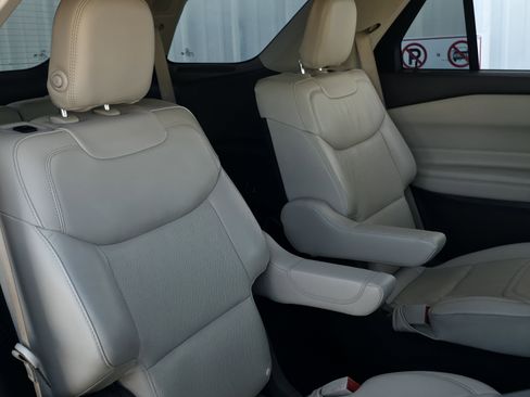 Used 2020 Ford Explorer Platinum w/ Premium Technology Package image 37