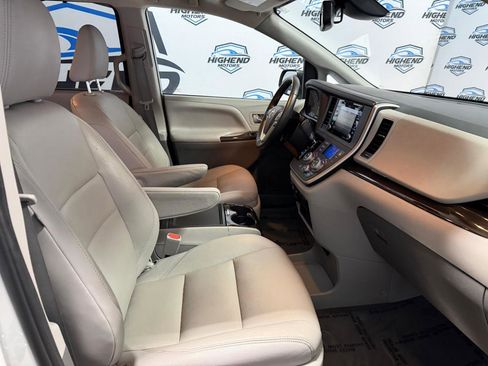 Used 2020 Toyota Sienna XLE Premium w/ Carpet Mat Package image 27