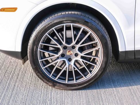Used 2022 Porsche Cayenne AWD/4WD image 9