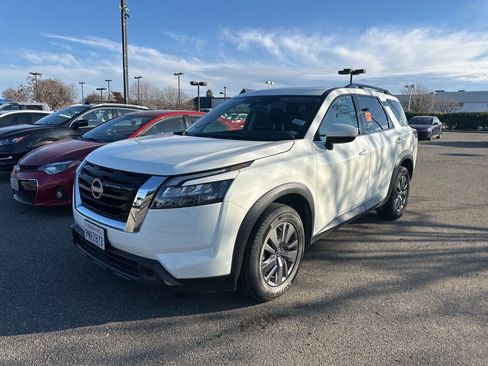 Used 2024 Nissan Pathfinder SV image 3