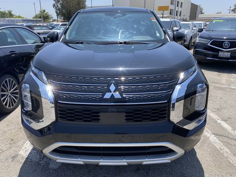 Used 2024 Mitsubishi Outlander SE AWD/4WD image 3