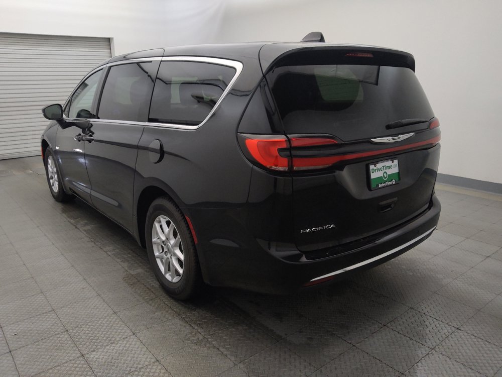 Used 2023 Chrysler Pacifica Touring-L FWD image 5