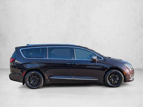 Used 2017 Chrysler Pacifica Platinum image 4
