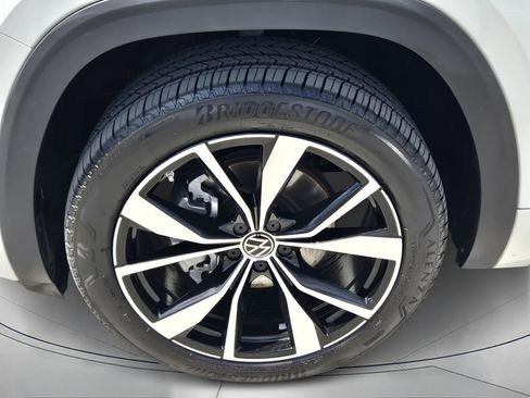 Certified 2024 Volkswagen Atlas SEL Premium R-Line image 9