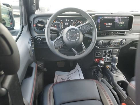Used 2025 Jeep Wrangler Unlimited Rubicon AWD/4WD image 9