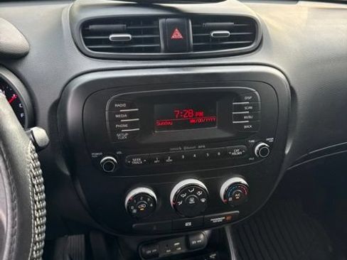 Used 2015 Kia Soul FWD image 2