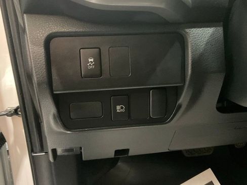 Used 2022 Toyota Tacoma SR5 AWD/4WD image 8