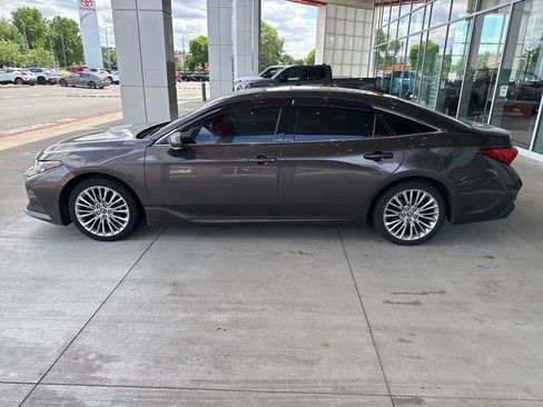 Used 2019 Toyota Avalon Limited w/ Advanced Safety Package FWD image 3
