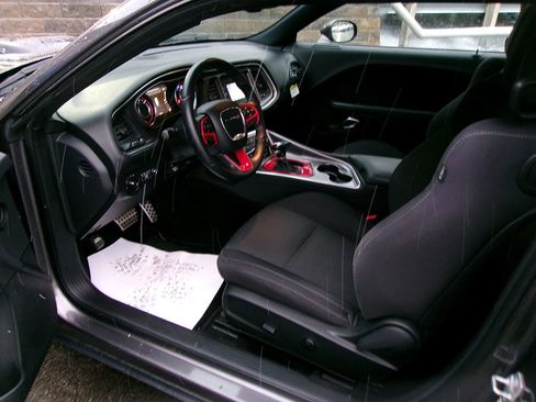 Used 2015 Dodge Challenger R/T image 13