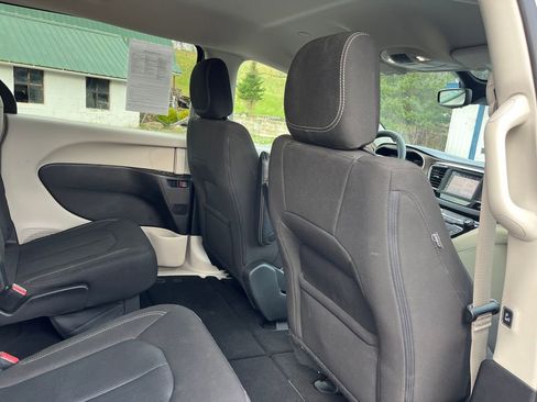 Used 2023 Chrysler Voyager LX image 34