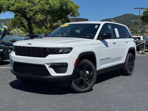 Used 2025 Jeep Grand Cherokee Limited w/ Black Appearance Package image 2