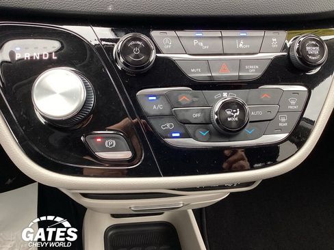 Used 2024 Chrysler Pacifica Touring-L FWD image 21