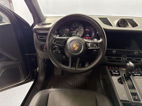 Certified 2025 Porsche Macan AWD/4WD image 18