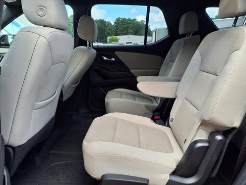 Used 2022 Chevrolet Traverse LT FWD image 8