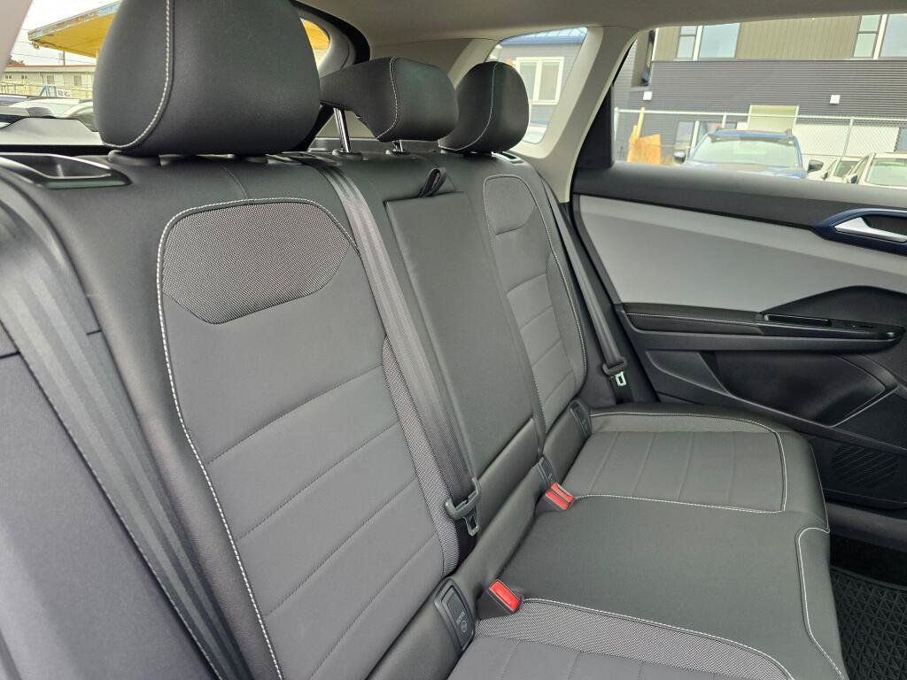 Used 2024 Volkswagen Taos SE w/ Panoramic Sunroof Package AWD/4WD image 14
