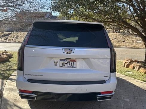 Used 2022 Cadillac Escalade Premium Luxury image 4