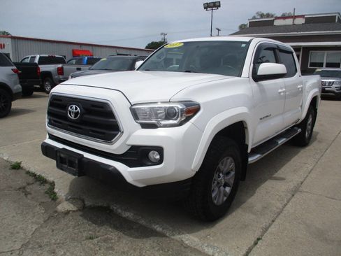 Used 2017 Toyota Tacoma SR5 w/ Tow Package AWD/4WD image 2