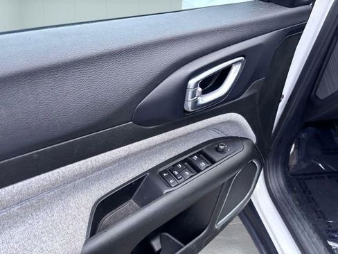 Used 2025 Jeep Compass Latitude image 13