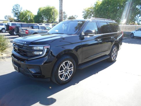 Used 2025 Ford Expedition Active AWD/4WD image 1