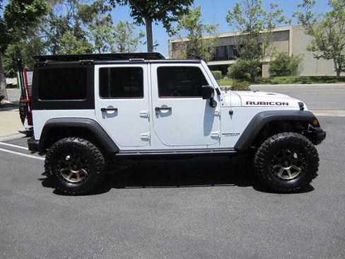 Used 2017 Jeep Wrangler Unlimited Rubicon AWD/4WD image 2