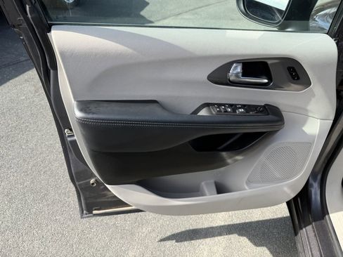 Used 2023 Chrysler Pacifica Touring-L image 17