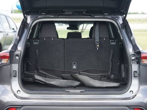 Used 2021 Toyota Highlander L FWD image 31