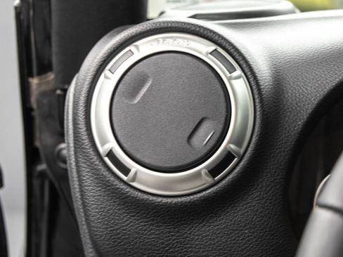 Used 2018 Jeep Wrangler Unlimited Sahara image 18