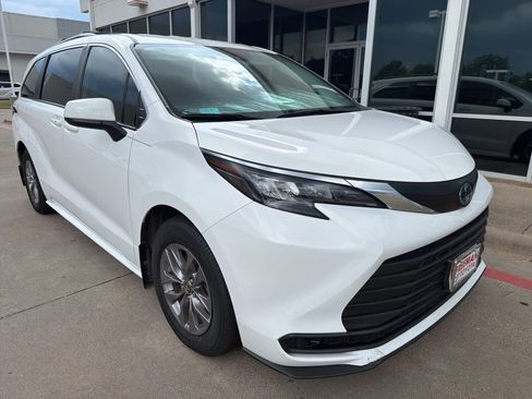 Used 2024 Toyota Sienna LE FWD image 4