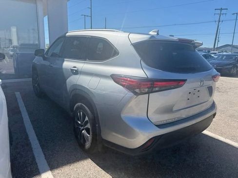 Used 2022 Toyota Highlander XLE AWD/4WD image 6