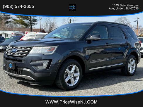 Used 2017 Ford Explorer XLT w/ Equipment Group 202A image 3
