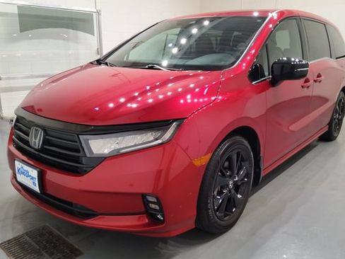 Used 2024 Honda Odyssey Sport image 3