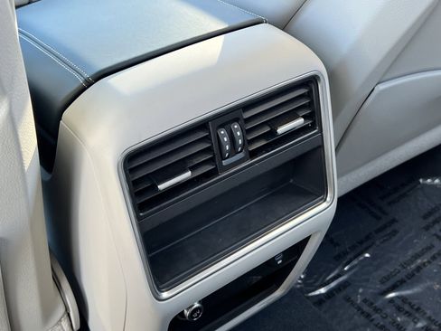 Certified 2022 Porsche Cayenne Platinum Edition image 17